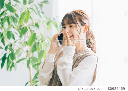 打電話的少婦 80924469