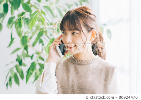 打電話的少婦 80924470