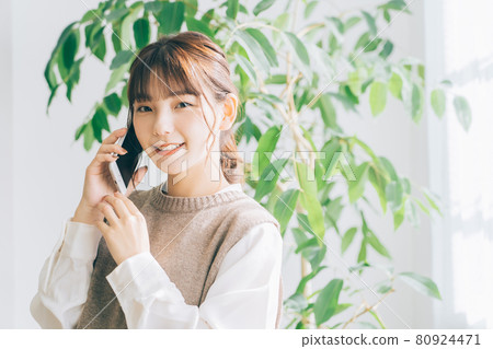 打電話的少婦 80924471