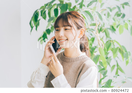 打電話的少婦 80924472