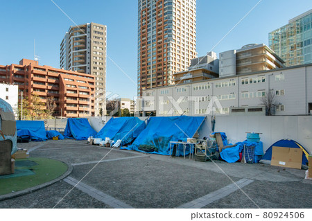 在東京澀谷區禦岳公園搭建的無家可歸者帳篷 80924506