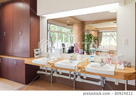 Washbasin with handrails for long-term care facilities Washbasin with handrails for long-term care facilities 80924812