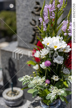 有美麗的花朵的墳墓 80925550