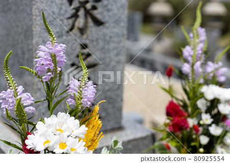 有美麗的花朵的墳墓 80925554