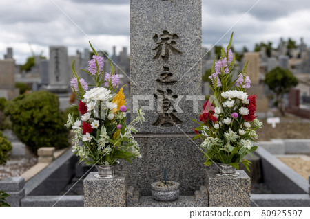 有美麗的花朵的墳墓 有美麗的花朵的墳墓 80925597