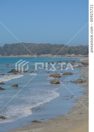 The rocky coastline of San Simeon Bay on the Pacific Ocean in San Simeon, San Luis Obispo County, California 80925721