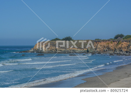 The rocky coastline of San Simeon Bay on the Pacific Ocean in San Simeon, San Luis Obispo County, California 80925724