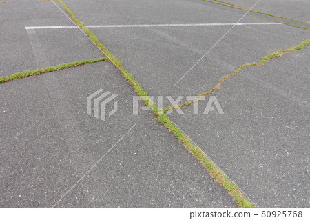 Poorly maintained parking lot 80925768