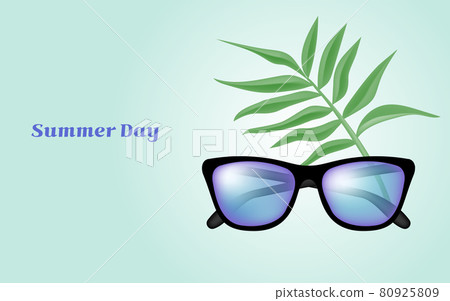 藍色有色太陽眼鏡和綠葉。藍色漸層背景 80925809