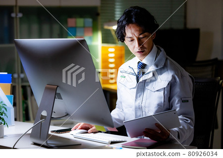 Construction shop overtime businessman Construction shop overtime businessman 80926034