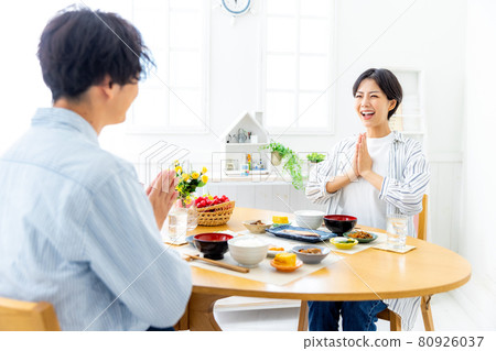 A scene where a couple eats breakfast 80926037