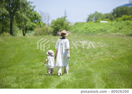 走在草甸的母親和女兒 走在草甸的母親和女兒 80926200