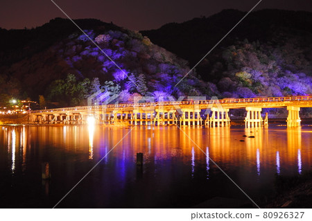京都嵐山渡月橋和花房路燈火通明的夜景 80926327