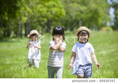 孩子們在春田裡玩耍 孩子們在春田裡玩耍 80926391