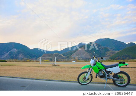 摩托車和河床 80926447