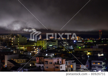 煙囪好像吐雲的夜城 煙囪好像吐雲的夜城 80926731
