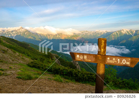 北阿爾卑斯山前恩贊索的晨景 北阿爾卑斯山前恩贊索的晨景 80926826