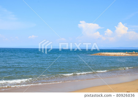 夏季的淡路島海岸[兵庫縣] 80926836
