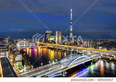 Night view of Asakusa, Tokyo Sumida River and Tokyo Sky Tree 80926887
