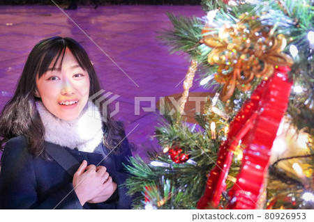 成年女性對聖誕燈飾感到興奮 成年女性對聖誕燈飾感到興奮 80926953