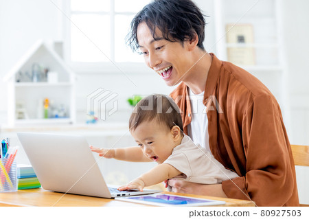 一邊在家一邊工作一邊照顧寶寶的男人 80927503