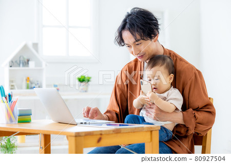 一邊在家一邊工作一邊照顧寶寶的男人 80927504