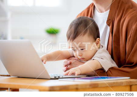 一邊在家一邊工作一邊照顧寶寶的男人 80927506