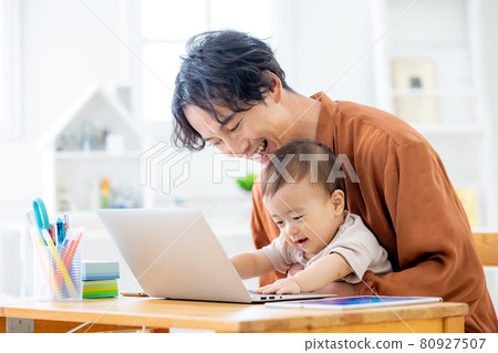 一邊在家一邊工作一邊照顧寶寶的男人 80927507