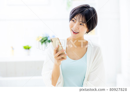 Female living alone, home smartphone Female living alone, home smartphone 80927828