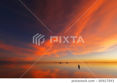 Uyuni Salt Flats: A breathtaking mirror-like landscape - A trip to Bolivia, South America Uyuni Salt Flats: A breathtaking mirror-like landscape - A trip to Bolivia, South America 80927843