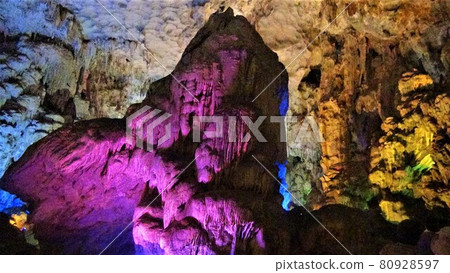 Beautifully lit up limestone cave-Halong Bay "Tien Kung Cave" (3) Beautifully lit up limestone cave-Halong Bay "Tien Kung Cave" (3) 80928597