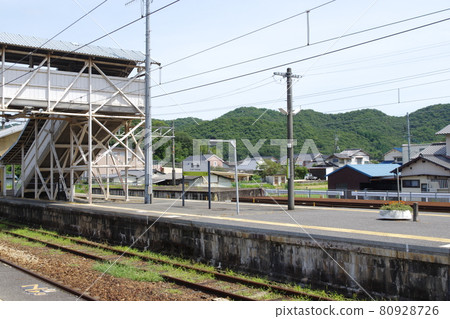 Sanyo Main Line / Yoshinaga Station platform and overpass 80928726