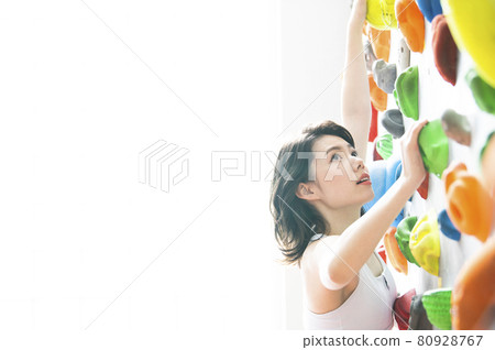 Young woman climbing gym 80928767