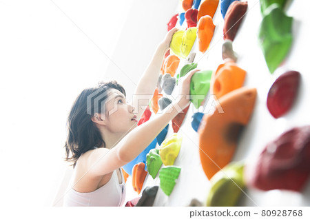 Young woman climbing gym 80928768