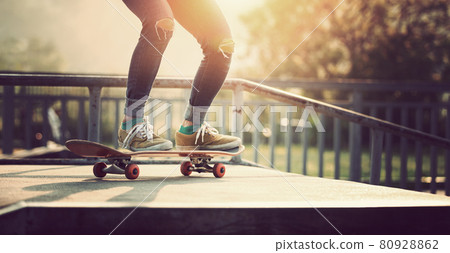 Asian woman skateboarder skateboarding at skatepark Asian woman skateboarder skateboarding at skatepark 80928862