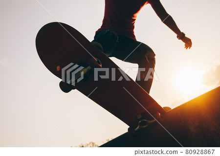 Asian woman skateboarder skateboarding at skatepark Asian woman skateboarder skateboarding at skatepark 80928867