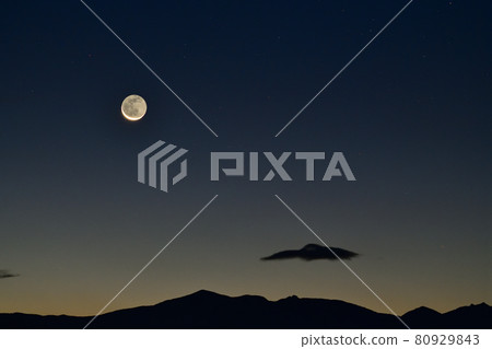 Hakushu-cho, Hokuto-shi, on the Okuchichibu mountain range, 28-year-old moon with a thin earthlight (from Berga Street) Hakushu-cho, Hokuto-shi, on the Okuchichibu mountain range, 28-year-old moon with a thin earthlight (from Berga Street) 80929843