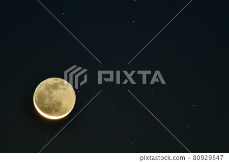 Hakushu-cho, Hokuto City, a thin moon with a moon age of 28 on the earthlight (position: lower left) Hakushu-cho, Hokuto City, a thin moon with a moon age of 28 on the earthlight (position: lower left) 80929847