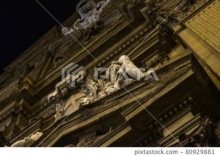 Walk around Florence at night 80929881