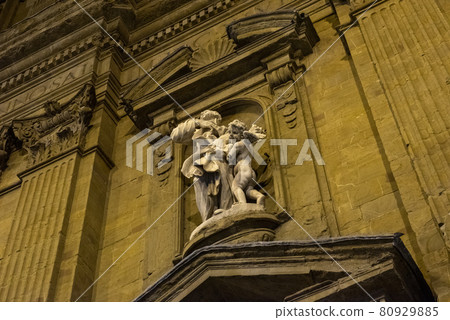 Walk around Florence at night 80929885