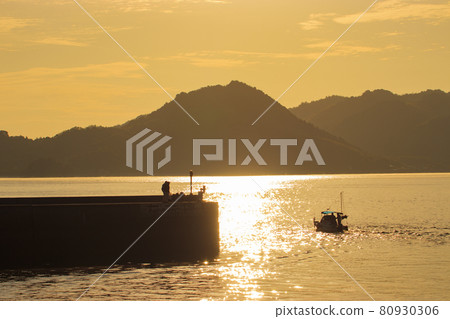 被日出染紅的廣島縣三原市砂港防波堤 80930306