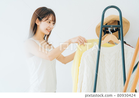 選擇衣服的女人 80930424