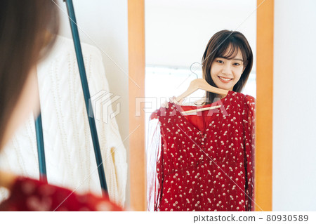 A woman choosing clothes 80930589
