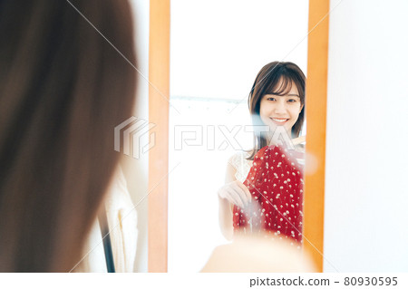 A woman choosing clothes 80930595