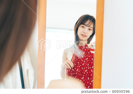 A woman choosing clothes 80930596