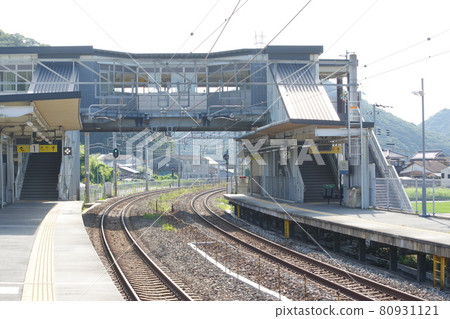 Sanyo Main Line / Une Station Platform and Hashigami Station Building 80931121