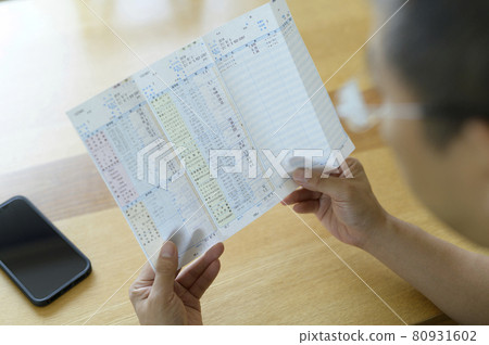 Men looking at the results of the health examination 80931602