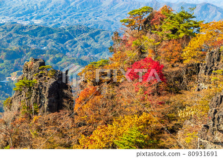 Mt. Ryozen in autumn colors <Fukushima Prefecture> Strange rocks 80931691