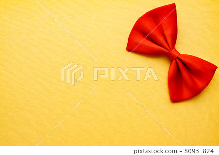 Men's bow-tie in red on a yellow background 80931824