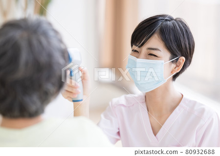 護理圖片 使用非接觸式溫度計測量體溫的醫務人員 護理圖片 使用非接觸式溫度計測量體溫的醫務人員 80932688